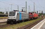 Eine illustre Fuhre begegnete mir am 29.06.2024 in Koblenz. Railpool 187 006 fuhr mit LOC 271 017 und 143 168 durch den Koblenzer Hbf in Richtung Sden