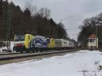 Die ES 64 F4-012 und die ES 64 F4-004 mit dem ekol KLV-Zug am 13.03.2010 bei der Durchfahrt in Aling.