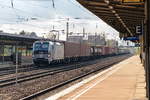 193 825-7  Monika  Railpool GmbH für VTG Rail Logistics Deutschland GmbH mit einem Containerzug in Berlin-Schönefeld Flughafen und fuhr weiter in Richtung Grünauer Kreuz.