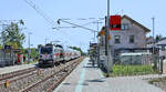 Die Seehas-Linie (und ihre Fortsetzung auf die Schwarzwaldbahn) und ihre Vielfalt: In M�hlhausen bei Engen durchf�hrt ein IC Zug mit Lok 147 587 die kleine Station in Richtung Stuttgart. 