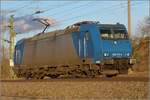 Der Traxx 185 515 der Railtraxx BVBA fährt von Basel aus nordwärts. Schliengen, Dezember 2017.