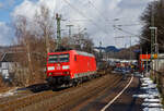 Die auch für die Schweiz zugelassene 185 099-9 (91 80 6185 099-9 D-DB) der DB Cargo AG fährt am 15.03.2023, mit einem KLV-Zug auf der Siegstrecke (KBS 460) durch Scheuerfeld (Sieg) in Richtung Köln.

Die TRAXX F140 AC1 wurde 2002 von der Bombardier in Kassel unter der Fabriknummer 33521 gebaut. Sie hat die Zulassung für Deutschland und die Schweiz, man kann es auch an den vier DSA-200 Einholm-Stromabnehmer erkennen. Außen sind jeweils die für das Schweizernetz bestimmten Stromabnehmer mit einer 500 mm schmaleren Wippenbreite von 1.450 mm und innen die DB-Netz bestimmten mit einer Wippenbreite von 1.950 mm.