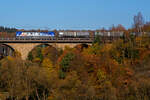 Hier gezoomt....
Die an die RTB Cargo - Rurtalbahn Cargo vermietete Siemens Vectron MS 193 565 (91 80 6193 565-9 D-ELOC) der ELL Germany GmbH (European Locomotive Leasing) fährt am 28.10.2021 mit einem langen Kesselwagenzug über den Rudersdorfer Viaduk in Richtung Siegen.

Die Siemens Vectron MS der Variante A54 - 6.4 MW wurde 2020 von Siemens in München-Allach unter der Fabriknummer 22875 gebaut. Sie hat die Zulassungen für Deutschland, Österreich, Ungarn, Rumänien, Belgien und die Niederlande. Nach meiner Sichtung sind auch Polen, Tschechien und die Slowakei vorgesehen, aber diese (SK/PL/CZ) sind noch durchgestrichen.
