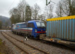 Eine für die Schweiz fahrende deutsche Lok...
Die an die SBB Cargo International vermietete 193 518  Ticino  (91 80 6193 518-8 D-SIEAG) der SüdLeasing GmbH (Stuttgart, eingestellt in Deutschland durch Siemens) fährt am 23.02.2023, mit einem KLV-Zug, durch Kirchen (Sieg) in Richtung Köln.

Die Siemens Vectron MS wurde 2019 von Siemens Mobilitiy in München-Allach unter der Fabriknummer 22700 gebaut. Eigentümer ist die SüdLeasing GmbH in Stuttgart (LBBW-Tochter) die 20 dieser Loks an die SBB Cargo International vermietet hat, eingestellt sind sie in Deutschland durch die Siemens Mobilitiy. Es besteht zudem eine Option für 20 weitere Fahrzeuge.

Diese Mehrsystem-Loks sind für den Einsatz auf dem Rhein-Alpen-Korridor vorgesehen und sind für den Betrieb in Deutschland, Österreich, Schweiz, Italien und den Niederlanden (DACHINL) ausgelegt. Sie verfügen über eine Leistung von 6,4 MW (160 km/h) und sind neben den nationalen Zugsicherungssystemen mit dem Europäischen Zugsicherungssystem (ETCS) ausgestattet.