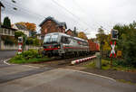 Die an die SBB Cargo International AG vermietete mit  XLoad“ ausgestattete 193 460  1000er Stägli Olten  (91 80 6193 460-3 D-SIEAG) der SüdLeasing GmbH, Stuttgart (eingestellt in Deutschland durch Siemens) fährt am 16 Oktober 2025 mit einem KLV-Zug, durch Kirchen/Sieg in Richtung Köln.

Die Multisystemlokomotive Siemens Vectron MS wurde 2024 von Siemens Mobilitiy in München-Allach unter der Fabriknummer 23796 gebaut. Sie wurde in der Variante A40-1a ausgeführt und hat so die Zulassung für Deutschland, Österreich, die Schweiz, Italien, die Niederlande und Belgien (D / A / CH / I / NL / B). Sie verfügt über eine Leistung von 6,4 MW (160 km/h) und ist neben den nationalen Zugsicherungssystemen mit dem Europäischen Zugsicherungssystem (ETCS BL3) ausgestattet. Zudem ist sie mit der neuen Ausrüstungspaket XLoad ausgestattet.
