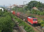 185 042 mit einem G�terzug am 28.08.2008 in Regensburg.