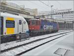 Der erste Schnee! Und mitten drin steht die SBB Cargo Re 420 346-9 (Re 4/4 II 11346) mit dem DB S-Bahn Stuttgart Triebzug 430 213 auf dem Weg nach Villeneuve.