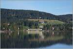 Ein Bild quer über den Schluchsee: ein DB 1440 ist kurz nach der Abfahrt in Schluchsee auf dem Weg nach Titisee; rechts im Bild ein kleiner Pavillon mit dem Namen Amaliens Ruhe.