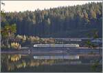 Ein Bild quer über den Schluchsee: ein DB 1440 ist zwischen Seebrugg und Schluchsee auf dem Weg nach Titisee.