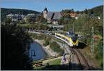 Ein Klassiker: der DB 1440 861 Alstom Coradia Continental verlässt Schluchsee; im Blick links der Schluchsee und rechts die markante Kirche von Schluchsee. 

25. Sept. 2023