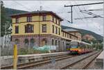 Der AVG 450 894 auf der Fahrt nach Pforzheim beim Halt in Bad Wildbad Bf.