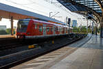 Zwei gekuppelte vierteilige ET 423 (423 796 / 426 296 und 423 757/423 257) der S-Bahn Köln (betrieben durch die DB Regio AG – NRW) verlassen am 18 Juni 2025, als Linie S 11 nach Bergisch Gladbach (Düsseldorf Flughafen – Düsseldorf Hbf – Neuss – Köln Hbf - Bergisch Gladbach) den Hauptbahnhof Köln.

Es gibt Planungen die Linie S 11 bis 2032 weiter auszubauen. Hierzu sollen neben dem zweigleisigen Ausbau der Strecke von Köln-Dellbrück nach Bergisch Gladbach auch jeweils ein neuer S-Bahnsteig am Kölner Hauptbahnhof und in Köln Messe/Deutz errichtet werden. Die Hohenzollernbrücke soll nicht erweitert werden. In Köln-Kalk ist die Errichtung eines neuen Haltepunkts Köln-Kalk West (S 6, S 10, S 11, S 16, S 17) geplant. Zudem sind Verbesserungen in der Signal- und Stellwerkstechnik und bei einigen Haltepunkten vorgesehen.

Nach dem Ausbau sollen zwei weitere S-Bahn Linien die S 11 ergänzen. Die neue S 10 soll die S 11 zwischen Köln-Worringen und Bergisch Gladbach verstärken. Die S 10 wird in einem 20-Minuten-Takt fahren und zwischen Bergisch Gladbach und Köln-Worringen mit der S 11 künftig einen 10-Minuten-Takt erreichen. Die neu einzurichtende S 14 soll nur in den Hauptverkehrszeiten fahren und im Streckenabschnitt Köln-Nippes und Bergisch Gladbach verkehren. Auch sie wird drei Mal pro Stunde fahren. Somit werden mit den drei S-Bahn-Linien künftig in der Hauptverkehrszeit neun S-Bahnen pro Stunde und Richtung zwischen Köln und Bergisch Gladbach unterwegs sein anstatt der aktuell drei S-Bahnen. Die Planungen sind mit 9,5 Millionen Euro veranschlagt und die Gesamtkosten werden mit 200 Millionen Euro geschätzt.

Das Planfeststellungsverfahren (PFA) ist in vier Streckenabschnitte aufgeteilt. Am 4. April 2024 begann das offizielle Planfeststellungsverfahren (PFA) beim Eisenbahn-Bundesamt (EBA) für PFA 1.1 Abschnitt Hansaring bis Hauptbahnhof.
