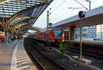 Zwei gekuppelte vierteilige ET 423 (423 796 / 426 296 und 423 757/423 257) der S-Bahn Köln (betrieben durch die DB Regio AG – NRW) haben am 18 Juni 2025, als Linie S 11 nach Bergisch Gladbach (Düsseldorf Flughafen – Düsseldorf Hbf – Neuss – Köln Hbf - Bergisch Gladbach) den Hauptbahnhof Köln erreicht.

Es gibt Planungen die Linie S 11 bis 2032 weiter auszubauen. Hierzu sollen neben dem zweigleisigen Ausbau der Strecke von Köln-Dellbrück nach Bergisch Gladbach auch jeweils ein neuer S-Bahnsteig am Kölner Hauptbahnhof und in Köln Messe/Deutz errichtet werden. Die Hohenzollernbrücke soll nicht erweitert werden. In Köln-Kalk ist die Errichtung eines neuen Haltepunkts Köln-Kalk West (S 6, S 10, S 11, S 16, S 17) geplant. Zudem sind Verbesserungen in der Signal- und Stellwerkstechnik und bei einigen Haltepunkten vorgesehen.

Nach dem Ausbau sollen zwei weitere S-Bahn Linien die S 11 ergänzen. Die neue S 10 soll die S 11 zwischen Köln-Worringen und Bergisch Gladbach verstärken. Die S 10 wird in einem 20-Minuten-Takt fahren und zwischen Bergisch Gladbach und Köln-Worringen mit der S 11 künftig einen 10-Minuten-Takt erreichen. Die neu einzurichtende S 14 soll nur in den Hauptverkehrszeiten fahren und im Streckenabschnitt Köln-Nippes und Bergisch Gladbach verkehren. Auch sie wird drei Mal pro Stunde fahren. Somit werden mit den drei S-Bahn-Linien künftig in der Hauptverkehrszeit neun S-Bahnen pro Stunde und Richtung zwischen Köln und Bergisch Gladbach unterwegs sein anstatt der aktuell drei S-Bahnen. Die Planungen sind mit 9,5 Millionen Euro veranschlagt und die Gesamtkosten werden mit 200 Millionen Euro geschätzt.

Das Planfeststellungsverfahren (PFA) ist in vier Streckenabschnitte aufgeteilt. Am 4. April 2024 begann das offizielle Planfeststellungsverfahren (PFA) beim Eisenbahn-Bundesamt (EBA) für PFA 1.1 Abschnitt Hansaring bis Hauptbahnhof.
