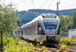   Der 2-teilige Stadler Flirt ET 22 2104 gekuppelt mit dem 3-teiligen Stadler Flirt ET 23 2109  Kreis Siegen-Wittgenstein , beide von der Abellio Rail NRW, fahren am 28.06.2015, als RE 16