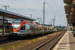 Der dreiteilige Stadler FLRIT 303 (94 80 0427 151-6 D-VIAS / 94 80 0827 151-2 D-VIAS / 94 80 0427 651-5 D-VIAS) der VIAS Rail GmbH (Michelstadt) verlässt am 17 Juni 2013, als „RheingauLinie“ SE10 von Frankfurt (Main) Hbf über Wiesbaden und Koblenz nach Neuwied, den Hauptbahnhof Koblenz.

Der dreiteilige FLRIT wurde 2010 von der Stadler Pankow GmbH in Berlin-Pankow gebaut und an die Deutsche Mobilien Leasing in Bad Homburg geliefert die der eigentliche Eigentümer ist und den Triebzug an die VIAS vermietet.