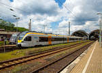 
Zwei gekuppelt 4-teilige Stadler-FLIRT (BR 428) der eurobahn - KEOLIS Deutschland GmbH & Co. KG, als RE 13 nach Venlo  Maas-Wupper-Express , am 20.05.2017  beim Halt im Hbf Hagen. 
Vorne der ET 6.01 (94 80 0428 125-9 D-ERB), welcher 2009 von der Stadler Pankow GmbH in Berlin gebaut wurde. 

Der Maas-Wupper-Express ist eine Regional-Express-Linie in Nordrhein-Westfalen. Sie führt von der niederländischen Grenzstadt Venlo nach Hamm in Westfalen. Er befährt dabei die Strecke Venlo – Viersen - Mönchengladbach – Düsseldorf – Wuppertal – Hagen – Hamm (Westf.) bzw. wie hier umgekehrt.
Auf dem normalen Linienweg zwischen Venlo und Hamm muss in Mönchengladbach Hbf ein Fahrtrichtungswechsel stattfinden, weshalb der Maas-Wupper-Express dort planmäßig neun Minuten Aufenthalt hat.