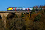 Der fünfteilige Stadler FLIRT 429 545 / 429 045 der HLB Bahn (Hessischen Landesbahn) fährt am 28.10.2021, als RE 99 Main-Sieg-Express (Siegen-Gießen-Frankfurt), über den