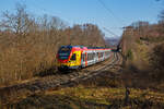 Der fnfteilige Stadler FLIRT 429 047 / 429 547 der HLB (Hessischen Landesbahn), fhrt am 13.03.2022, als RE 99 (Main-Sieg-Express) Gieen – Siegen, ber den Rudersdorfer Viadukt in Richtung