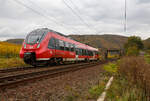 Der kleine zweiteilige Bombardier Talent 2 der DB Regio 442 004 / 442 504  Klotten  (94 80 0442 004-8 D-DB / 94 80 0442 504-7 D-DB) fährt am 30.10.2017 bei Bahnhof Winningen/Mosel, als RB 81