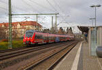 Zwei gekuppelten Bombardier Talent 2 (der fünfteilige 442 811 / 442 311 und der dreiteige 442 118 / 442 618) der DB Regio Südost, rauschen, als RE 50 „Saxonia-Express“ (Leipzig – Risa – Dresden), am 07 Dezember 2022 durch Radebeul-Ost in Richtung Dresden.