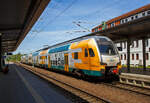 Der vierteilige Stadler KISS - ET 445.101 (94 80 0445 101-9 D-ODEG / 94 80 0446 101-8 D-ODEG / 94 80 0446 601-7 D-ODEG / 94 80 0445 601-8 D-ODEG) der Ostdeutschen Eisenbahn (ODEG) steht am 16 Mai 2022 im Hauptbahnhof Schwerin, als RE 2 von Berlin Ostbahnhof nach Wismar, zur Abfahrt bereit.

Der KISS wurde 2012 von Stadler Pankow GmbH in Berlin unter der Fabriknummern 39029 bis 39033 für die BeNEX GmbH/ Prignitzer Eisenbahn zu Netinera, denen gemeinsam die ODEG gehört, gebaut. Von der Ostdeutschen Eisenbahn (ODEG) wurden im Januar 2010 insgesamt 16 vierteilige Stadler DoSto bestellt, die von der Stadler Pankow GmbH gefertigt wurden und zum Fahrplanwechsel im Dezember 2012 im Berlin-Brandenburger Regionalverkehr zum Einsatz kommen sollten.

Die vier Wagen eines Triebzuges sind unterschiedlich aufgebaut:
•	445 1xx (A-Wagen): Sitzplätze 2. Klasse, Mehrzweckbereich (unten), WC, Hauptschalter, Antriebsmodul mit Transformator, Stromrichter und Triebdrehgestell am Übergangsende zum Wagen C.
•	446 1xx (C-Wagen): Sitzplätze 2. Klasse, Mehrzweckbereich (unten), behindertengerechtes WC, Stromabnehmer
•	446 6xx (D-Wagen): Sitzplätze 2. Klasse, Mehrzweckbereich (unten), kein WC, Stromabnehmer
•	445 6xx (B-Wagen): Sitzplätze 1. Klasse (oben) und 2. Klasse, Mehrzweckbereich (unten), WC, Hauptschalter, Antriebsmodul mit Transformator, Stromrichter und Triebdrehgestell am Übergangsende zum Wagen D.

Der erste Zug wurde im Februar 2012 fertiggestellt und war u. a. auf dem Eisenbahnversuchsring Velim zu Testfahrten unterwegs. Im Herbst 2012 wurde jedoch bekannt, dass nicht alle Züge bis zur Betriebsaufnahme zum Fahrplanwechsel am 9. Dezember 2012 fertiggestellt werden konnten. Tatsächlich startete die ODEG am 9. Dezember 2012 mit geliehenen Fahrzeugen anderer Hersteller, weil zu diesem Zeitpunkt noch keine Zulassung vorlag. Die ersten vier der 16 bestellten Züge erhielten am 21. Dezember 2012 die Zulassung vom Eisenbahn-Bundesamt und wurden ab dem 8. Januar 2013 nach und nach im Fahrgastbetrieb auf der Linie RE 4 eingesetzt und lösten ab dem 10. März 2013 allmählich die Ersatzzüge der DB Regio auf der Linie RE 2 ab.  Am 21. Juni 2013 erhielt der 15. und damit vorletzte KISS 0445 108 seine Zulassung. Der 16. und letzte KISS (0445 115) wurde am 16. Juli ausgeliefert und am 17. August zum „Tag der offenen Tore“ auf den Namen Eberswalde getauft.

Seit März 2020 verkehrt der erste Triebzug mit einem inneren Redesign. Die neuen Böden bestehen zu 80 Prozent aus recyclingfähigem Material, die erste Klasse wurde in den Servicewagen verlegt, die Sitze in der zweiten Klasse erhielten lederbezogene Kopfstützen, FIS-Anlagen wurden ausgetauscht und der Einbau von WLAN-Routern wurde vorbereitet.

Im KISS wird modernste Zugtechnologie erlebbar. Die komfortablen, innovativen, spurtstarken S-Bahn-Züge der neuen Generation sind technologisch top ausgestattet. Sicherheit, Komfort, Ökonomie und Leistung treffen auf doppelstöckiges Design. 

Technische Merkmale / Charakteristika:
•	Wagenkasten bestehen aus vollständig geschweißter aluminium-integral-Bauweise.
•	Heller, klimatisierter Fahrgastraum mit individueller Gestaltung
•	Mehrzweckräume für Fahrräder, Kinderwagen und Gepäck
•	Großzügige, barrierefrei erreichbare Flächen
•	LED Beleuchtung des Fahrgastraumes
•	24 Sitzplätze mit Tischen in der 1. Klasse
•	Klimaanlage, Fußbodenheizung
•	Großzügig gestaltete Einstiegsbereiche fördern optimalen Fahrgastfluss
•	Für 550er-Bahnsteige optimierte Einstiegshöhe
•	3 geschlossene WC-Systeme (davon1 barrierefrei, inkl. Babywickeltisch)
•	Ergonomisch gestalteter Führerstand
•	Luftgefederte Trieb- und Laufdrehgestelle
•	8 Einstiegstüren pro Seite
•	Mehrfachtraktionsfähig
•	Spaltüberbrückung an allen Türen

TECHNISCHE DATEN:
Typ:	4-teilige KISS (Baureihe 445)
Hersteller:	Stadler Pankow GmbH
Anzahl bei ODEG:16 Fahrzeuge
Spurweite: 1.435 mm (Normalspur)
Achsanordnung 2‘Bo‘ + 2‘2‘ + 2‘2‘ + Bo‘2‘
Länge über Kupplung 105.220 mm
Drehzapfenabstände: 18.550
Achsabstand im Drehgestell: 2.500 mm
Triebraddurchmesser:  920 mm (neu)
Fahrzeugbreite 2.800 mm
Fahrzeughöhe 4.630 mm
Fußbodenhöhe (über SO): Unterdeck 440 mm / Oberdeck 2.515 mm
Einstiegsbreite (lichte Weite): 1.300 mm 
Einstiegshöhe:  580 mm
Leergewicht: 206,4 t
Dauerleistung am Rad: 2.000 kW
Max. Leistung am Rad:  3.000 kW
Anfahrzugkraft: 200 kN
Höchstgeschwindigkeit: 160 km/h
Max. Beschleunigung: 0,63 m/s² bis 80 km/h
Speisespannung 15 kV; 16 ⅔ Hz
Sitzplätze: 428 (1. Klasse 24 / 2. Klasse 404, davon 80 Klappsitze)
Stehplätze: 661 
Fahrradstellplätze: 30 
Bremse: KB C-pn-el-R-A-E-Mg (D)
Bemerkung: Geräuscharmer Antrieb, Energierückspeisung im Bremsbetrieb

Quellen: Stadler Rail, ODEG, Wikipedia
