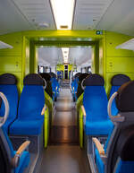 Der Innenraum / Interieur eines Stadler FLIRT³ der WestfalenBahn GmbH (WFB), hier der ET 411 „Lingen (Ems)“ am 01.05.2022 im Bahnhof Emden-Außenhafen.