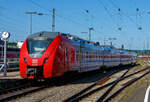 Der für das Elektro-Netz Saar RB (ENS) fahrende Alstom CORADIA Continental 2 „Grinsekatze“ 1440 024 / 1440 524, ein vierteiliger Niederflur-Elektrotriebwagen der DB Regio AG - Region Mitte verlässt, als RB 70 Kaiserslautern - Homburg – Saarbrücken – Merzig, den Hauptbahnhof Kaiserslautern.

Der vierteilige Niederflur-Elektrotriebwagen wurde 2023 von ALSTOM Transport Deutschland GmbH (vormals LHB - Linke-Hofmann-Busch GmbH) in Salzgitter-Watenstedt unter den Fabriknummern 1001514 024 A1, B, C und A2 – 4.

Am 3. Mai 2017 gaben Alstom und die DB Regio AG eine Bestellung über 25 vierteilige Coradia Continental für das Elektro-Netz Saar RB Los 1 auf den Strecken Schweich – Trier Hbf – Saarbrücken Hbf – Kaiserslautern Hbf (ab Dezember 2019) und Trier Hafenstraße – Konz – Saarburg (ab Dezember 2020) bekannt. Die Fahrzeuge besitzen eine Höchstgeschwindigkeit von 160 km/h besitzen. Die Wagenkästen sind in weiß lackiert und Fahrzeugköpfe in Rot. Nachdem seit dem 14. Oktober 2019 ein Probebetrieb mit Fahrgästen (im Rahmen des planmäßigen Verkehrs) stattgefunden hatte, sind die Fahrzeuge seit dem Fahrplanwechsel am 15. Dezember 2019 im regulären Einsatz. Rund 150 Millionen Euro investieren die Aufgabenträger und DB Regio in die Beschaffung der 25 neuen Elektrotriebzüge.

Alstom CORADIA Continental 2 ist ein hochmoderner Elektrotriebzug und die ideale Lösung für den Regionalverkehr. Er ist zuverlässig, schnell und leise und bietet für die Passagiere höchsten Fahrkomfort, inklusive reichlich Platz für Fahrräder (15/Fahrzeug) und Gepäck. Der Coradia Continental erreicht Betriebsgeschwindigkeiten von bis zu 160 km/h und bietet als vierteilige Einheiten 206 Sitzplätze. Verschiedene Mehrzweckbereiche halten ausreichend Platz für Rollstühle, Fahrräder und Kinderwagen bereit. Jedes Fahrzeug besitzt 1 barrierefreie Toilette.Die Antriebsausrüstung der Züge ist auf dem Dach angeordnet, sodass der Innenraum großzügig gestaltet ist, u.a. mit einem breiten und stufenfreien Gang für besseren Fahrgastfluss. Insbesondere wird durch eine angepasste Einstiegshöhe in Verbindung mit zusätzlichen Schiebetritten ein sehr komfortabler Zugang in das Fahrzeug gewährleistet. Der Coradia Continental ist im gesamten Zug mit WLAN, Videoüberwachung sowie Laptopanschlüssen und einem Echtzeit-Fahrgastinformationssystem ausgestattet, das Verbindungsdaten anzeigt. Wir sind auch mit einem gefahren, man reist sehr bequem mit ihm.

Alstoms Coradia Reihe von modularen Zügen profitiert von mehr als 30 Jahren kontinuierlicher Weiterentwicklung und bewährten technischen Lösungen. Bisher wurden mehr als 3.300 Coradia Züge verkauft und rund 2.900 verkehren zurzeit in Dänemark, Frankreich, Deutschland, Italien, Luxemburg, den Niederlanden, Schweden und Kanada

Diese vierteiligen Triebzüge setzen sich auch den folgenden Wagenbaureihen zusammen 1440.0 – 1441.0 – 1441.5 – 1440.5 und sind so 73.300 mm und haben 8 Fahrmotoren. Die Triebzüge haben konventionelle Enddrehgestelle und Jakobs-Drehgestelle zwischen den Mittelwagen

TECHNISCHE DATEN:
Hersteller: Alstom Transport Deutschland GmbH (Salzgitter-Watenstedt)
Baureihe: 1440.0
Art: vierteiliger Niederflur-Elektrotriebwagen
Fahrzeugbestand Elektro-Netz Saar: 25
Spurweite: 1.435 mm (Normalspur)
Achsfolge: Bo’(Bo’)(2’)(Bo’)Bo’ in Klammern Jakobs-Drehgestelle
Länge über Kupplung: 73.300 mm
Drehzapfenabstände: 15.550 mm / 2 x 16.400 mm / 15.550 mm
Achsabstand in den Enddrehgestellen: 2.440 mm
Achsabstand in den Jakobsdrehgestellen: 2.700 mm
Treib- und Laufraddurchmesser: 850 mm (neu) / 780 mm (abgenutzt)
Breite: 2.920 mm
Maximale Höhe (über SO): 4.280 mm
Einstieghöhe (über SO): ca. 600 mm
Eigengewicht: ca. 145 t
Minimaler befahrbarer Gleisbogen Werkstatt/Betrieb: 100/150 m
Stromsystem: 15 kV / 16,7 Hz
Höchstgeschwindigkeit: 160 km/h
Dauerleistung: 2.000 kW
Max. Stundenleistung: 2.880 kW
Fahrgastsitzplätze: 206 (davon 14 in der 1. Klasse)
Niederfluranteil: ca. 89 %
Fahrgasteinstiegstüren je Längsseite: 4
Bremse: KB C-el-pn-R-A-E-Mg (D)
