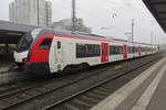 In abweichende Farbenschema steht am 26 Jänner 2022 Abellio 3427 008 in Essen Hbf.