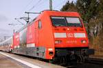 DB 101 017-2  Graubünden/Schweiz  verlässt hier Schleswig mit dem IC 2407 nach Köln.