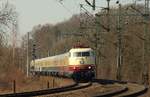 103 235-8 mit dem IC 2410/17 Hanseat auf dem Weg von Flensburg nach Köln hier kurz vor dem Bahnübergang Karpfenteich in Schleswig.