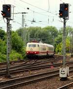 DB 103 235-8 mit dem Rheingold zu Besuch bei den Cunard Days in Hamburg hier festgehalten bei der Einfahrt am Hamburger Hauptbahnhof.