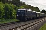 Am Samstag den 13.9.2025 fuhr am Nachmittag die 110 228 mit einem SDZ von Schorndorf nach Oberwesel zum Weinfest mit Feuerwerk. 
Hier ist der Zug mit illustren Wagen am Haken in Neckargerach zu bewundern. 
