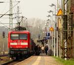 Schleswig Holstein Express RE 21066 mit Schublok 112 149-0 beim Halt in Schleswig.