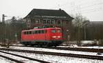 DB E10 198/6115 198-4 vor dem sich nicht mehr im Betrieb befindlichen Stellwerk  Fo .