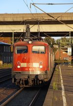 115 346-9 hat die 115 350 und einen IC Wagen im Schlepp und steht hier als Pbz Richtung Bremen im Bhf HH-Harburg.