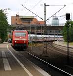 120 132-6 mit dem IC 1981 Hamburg-München beim Halt im Bhf HH-Harburg.