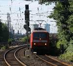 DB 120 132-6 wartet mit leeren Autotransportwagen vor einem roten Signal auf die Einfahrt in das Bw HH-Langenfelde(Aufnahme aus dem SH-Express).