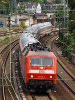 DB 120 118-5 verlässt hier nach kurzem Halt mit dem IC 2412 den Bhf Linz/Rhein.