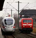 Während die 120 124-3 auf ihren Wagenpark für den IC 1981 nach München wartet hat ICE-(T)D 0605 020/120/220/520 Tz 5520  Rendsburg  Einfahrt in den Flensburger Bahnhof.