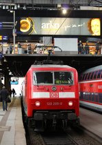 120 205-0 steht abfahrbereit mit dem RE 1(HH-Rostock)im Hamburger Hauptbahnhof.