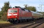 Aus dem Archiv 2011 und leicht übersrbeitet passiert hier die 120 208-4 mit dem IC 2417 Hanseat nach Köln den Bü Karpfenteich in Schleswig am 09.10.2011