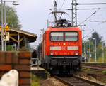 Trotz des  Zwangshaltes  in Schleswig um einem Befehl zu schreiben hatte der Tf der 143 295-4 noch Zeit für einen kurzen  Beleuchtungs-Gruß ! Gruß zurück! Schleswig 14.09.2014