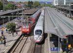 DB 6146 113-6 mit nem RE nach Basel SBB und ein unbekannter ICE, Bhf Freiburg im Breisgau.