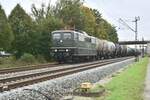 Schmankerl mit Öler. 151 001 der BayernBahn mit ihren Kesselwagen bei Thüngersheim gen Gemünden fahrend am 6.10.2024