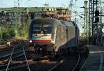 ES 64 U2-074/182 574-4 rollt hier mit dem IC aus Berchtesgarden in den Hamburger Hbf ein.