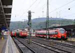 425 037/537, 185 064-3 und 442 208/508 bringen etwas Farbe in das recht triste grau eines verregneten Tages im Hbf Koblenz.