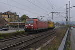 Vor dem Busbahnhof in Mosbach  Dampft  die 185 199-7 mit ihrem Reinigungszug gen Osterburken  am Samstag den 9.11.2024.