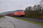 185 312-7 mit einem Autoleerzug bei Thüngersheim gen Würzburg fahrend am 29.11.2025
