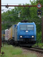 Aus Richtung Flensburg kommend rollt hier die TXL 185 513-9 mit dem Lauritzen KLV in dänischen Bhf Padborg.