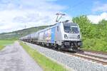 In Thüngersheim kommt AGE 187 002 mit einem Kesselwagenzug gen Würzburg Hbf gefahren.